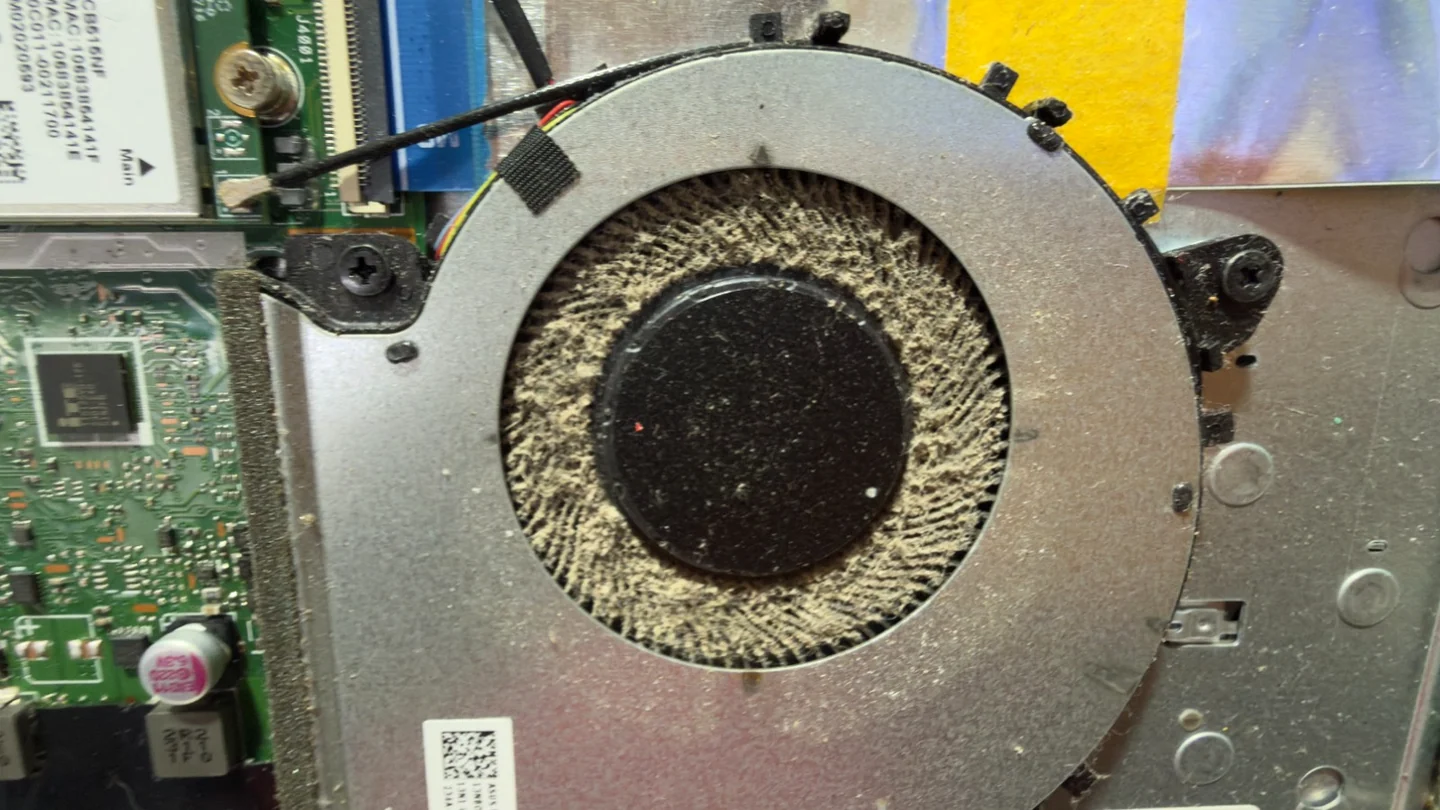 Ventilador de computador portátil con polvo que requiere limpieza