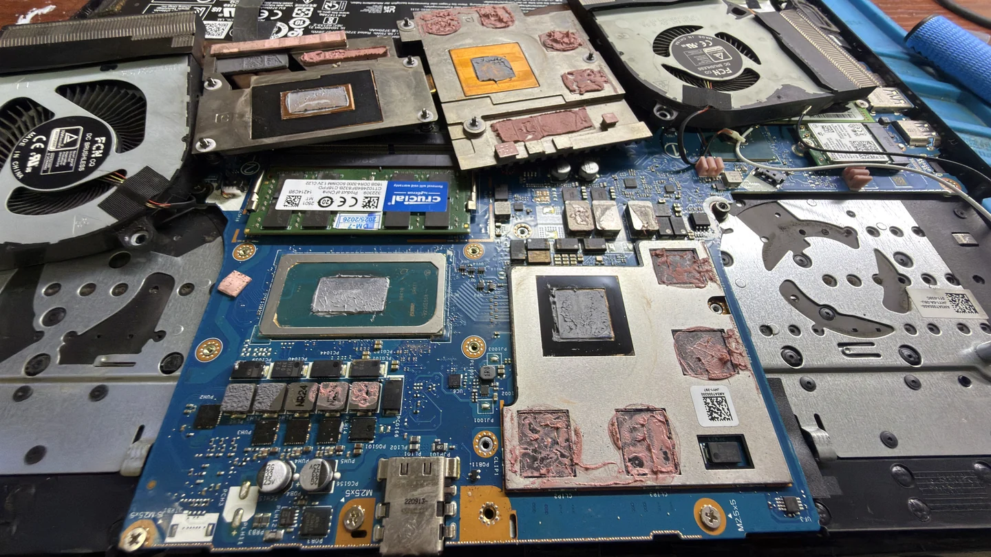 Placa madre de computador portátil abierta para diagnóstico